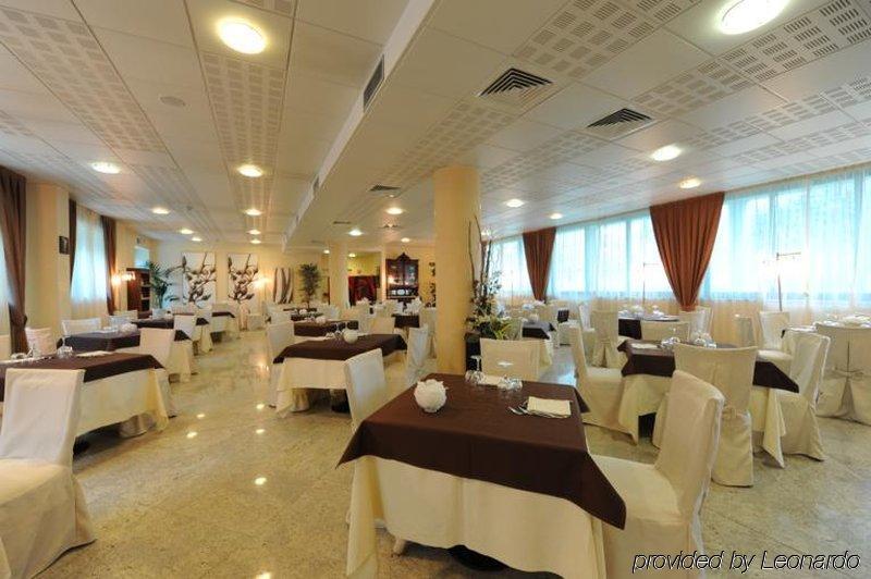 Hotel Parisi Nichelino Étterem fotó